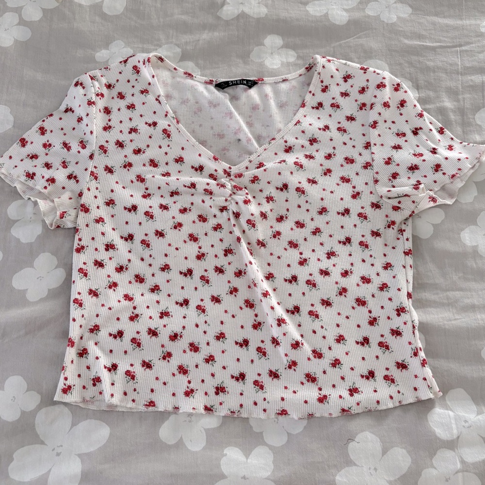 Cute SHEIN White Floral Cropped Top